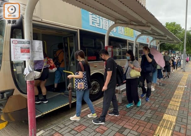 There is a large number of people waiting at the Kai Yip village bus stop.  (Photo by Wu Zhenxing)
