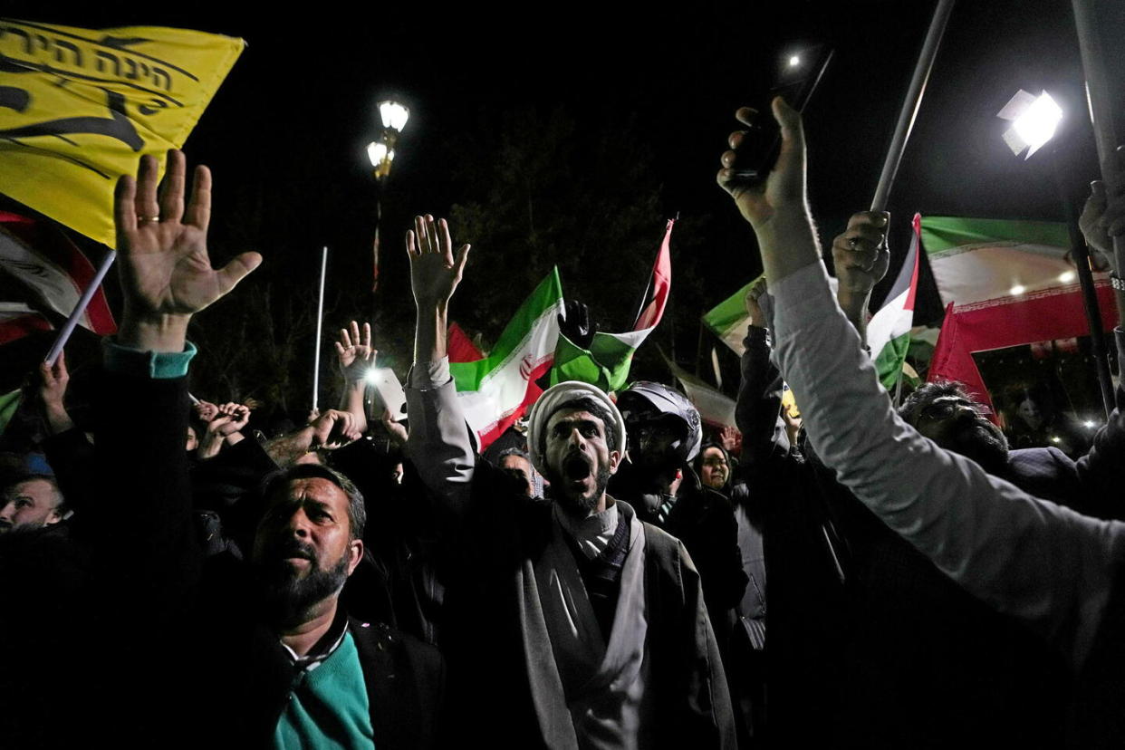 Manifestation anti-Israël en Iran, après l'attaque contre l'État hébreu dans la nuit du 13 au 14 avril.  - Credit:Vahid Salemi/AP/SIPA / SIPA / Vahid Salemi/AP/SIPA