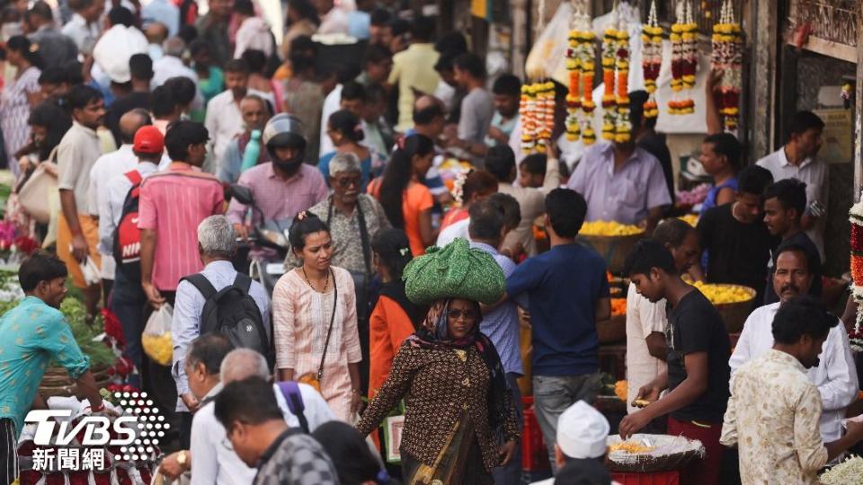 大角星病毒株襲擊印度多地，專家提醒民眾、短期別進出人潮擁擠場所。（圖／達志影像路透社）