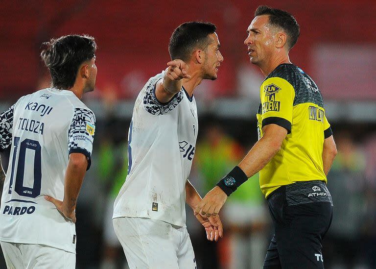 El reclamo de Marcone a Dóvalo; el volante recibió un patadón de Domínguez, pero el árbitro sólo amonestó al jugador de Barracas Central