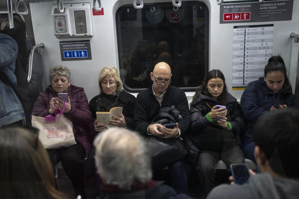 Pasajeros viajan en metro en Buenos Aires, Argentina, el viernes 17 de mayo de 2024. (AP Foto/Rodrigo Abd)