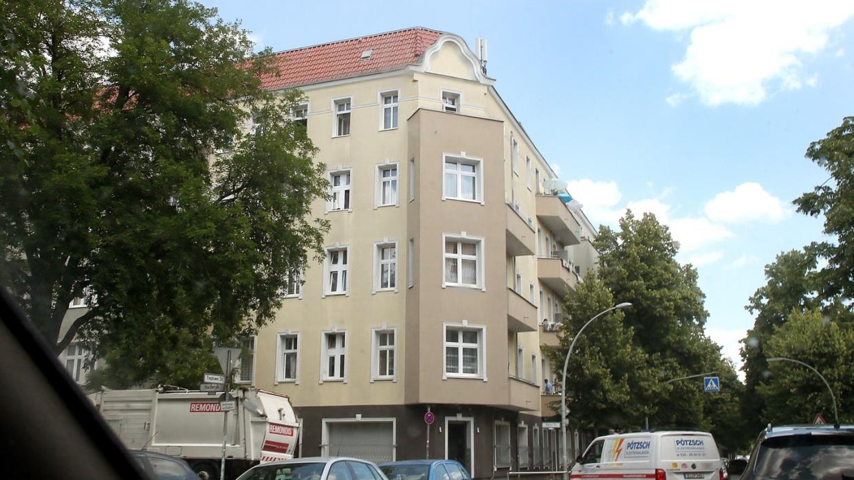 Ein unter Quarantäne gestelltes Wohnhaus in Berlin-Neukölln. Nach einem größeren Corona-Ausbruch stehen über 350 Berliner Haushalte unter Quarantäne.