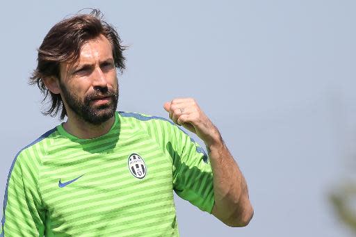 El centrocampista de la Juventus Andrea Pirlo entrenando de cara al partido de Liga de Campeones contra el Mónaco, la víspera del encuentro, en Vinovo, cerca de Turín, el 21 de abril de 2015 (AFP | Marco Bertorello)