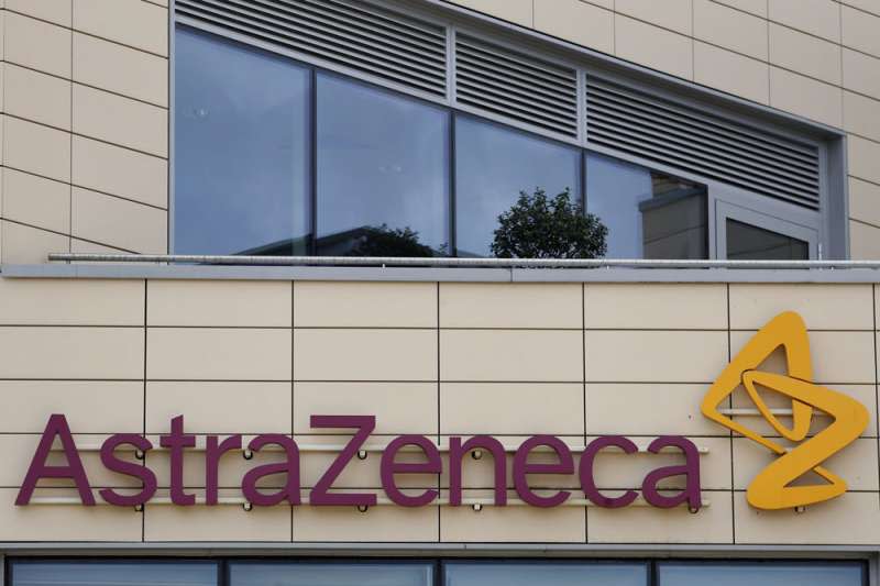 英國藥廠阿斯特捷利康公司（AstraZeneca）則表示，他們將以成本計價與分配，盡量滿足低收入國家的需求。（美聯社）