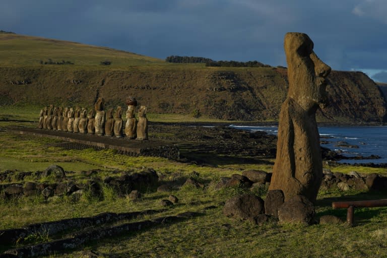 La estatuas de piedra Moais de la cultura Rapa Nui de la Isla de Pascua, a unos 3.700 kilómetros de la costa de Chile, en una imagen del 5 de agosto de 2022 (Pablo Cozzaglio)