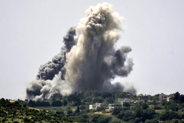 Des panaches de fumée s'élèvent après un bombardement israélien sur le village d'Alma al-Chaab dans le sud du Liban, le 25 avril 2024 (-)