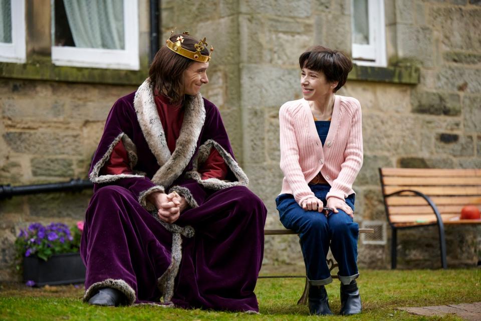 In "The Lost King" schlüpft die britische Schauspielerin Sally Hawkins ("Paddington") in die Rolle von Philippa Langley. Harry Lloyd mimt den britischen König Richard III., dessen Gebeine die Hausfrau unter einem Parkplatz fand. (Bild: X Verleih AG)