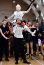 <p>Vivienne Westwood sitzt während ihrer SS18 Modenschau auf den Schultern eines Models <br><em>[Bild: PA]</em> </p>