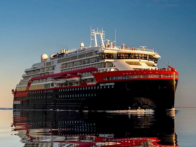 挪威海達路德(Hurtigruten)郵輪航運公司3日宣布，暫停旗下全部的「探險郵輪」(expedition cruises)服務。(圖：海達路德臉書)