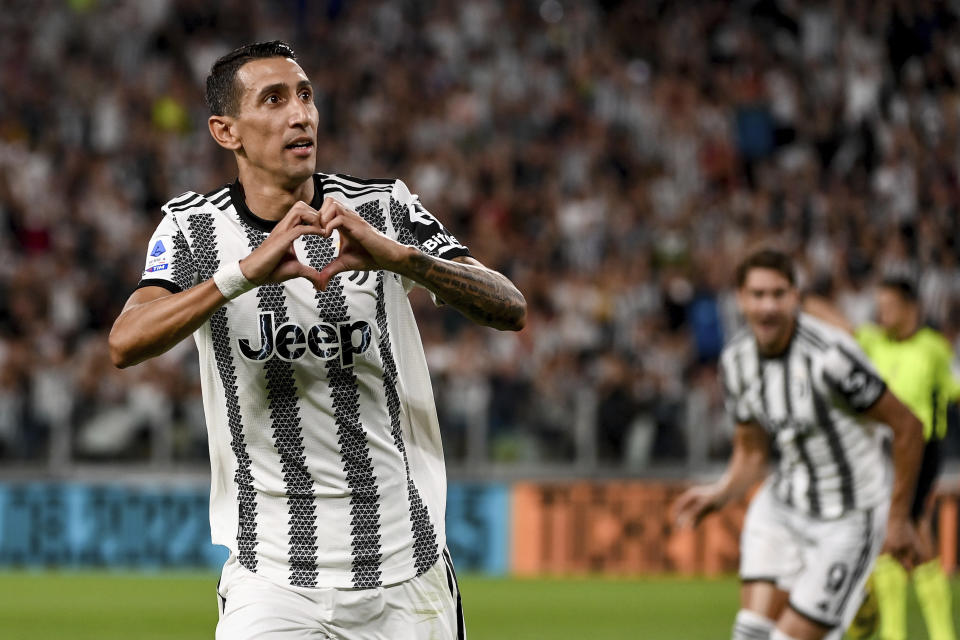 El delantero de Juventus Angel Di María celebra tras anotar un gol en la victoria 3-0 ante Sassuolo en la Serie A, el lunes 15 de agosto de 2022. (Marco Alpozzi/LaPresse vía AP)