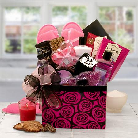 Lovery Birthday Gift Basket - Bath & Spa Gift Set for Women - Luxury Birthday Spa Gift Box - Pink