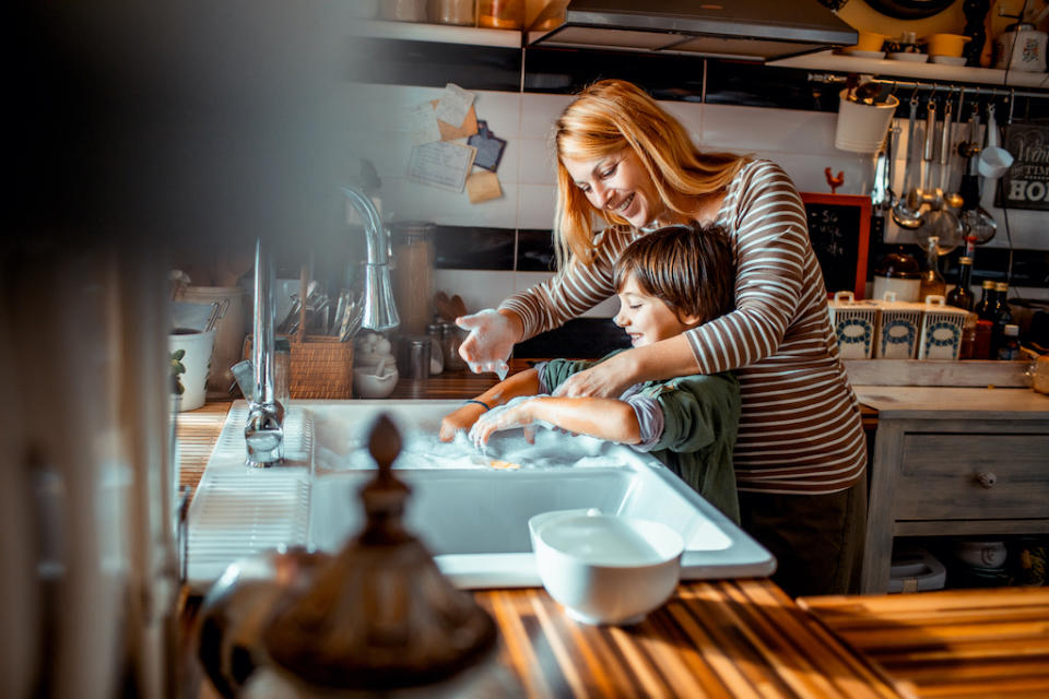 Faire sa vaisselle n'a rien de bien amusant. Mais grâce à cette brosse, laver ses assiettes sera bien plus simple et rapide. (Photo : Getty Images)