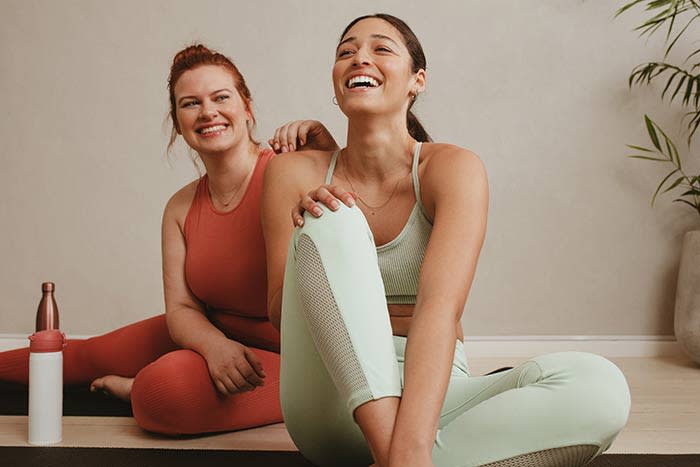 chicas sonrientes antes de entrenar