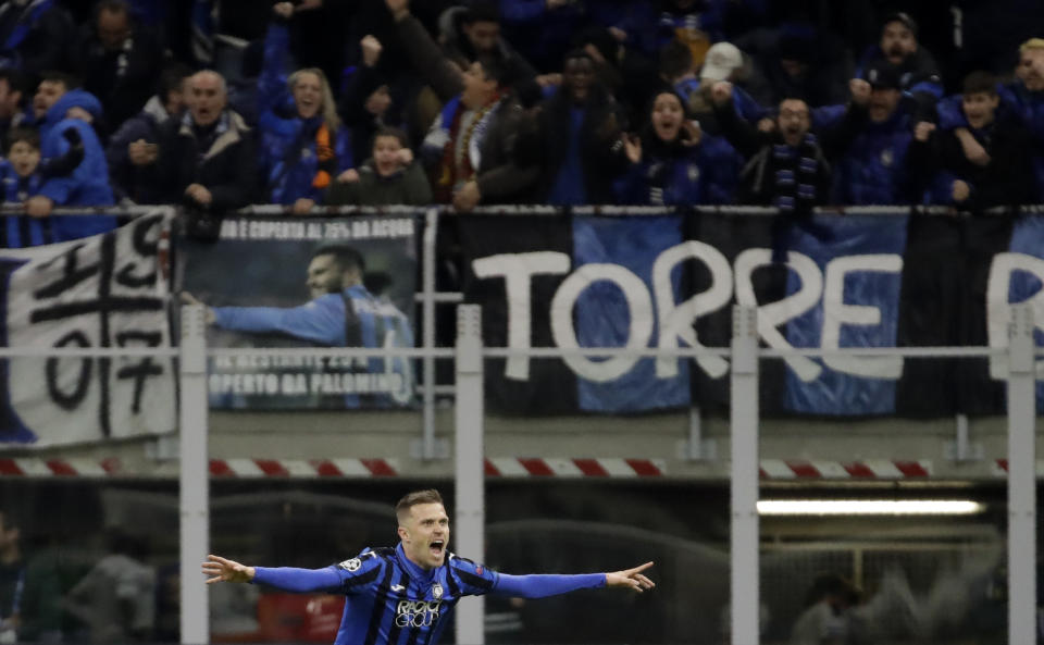 Josip Ilicic del Atalanta grita su gol en el partido contra el Valencia por los octavos de final de la Liga de Campeones, el miércoles 19 de febrero de 2020, en Milán. (AP Foto/Luca Bruno)