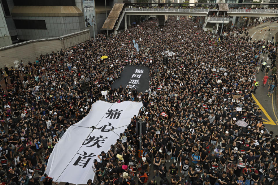 6月16日民陣第二次舉辦反修例遊行，黑衣人潮創下人數紀錄。美聯社照片