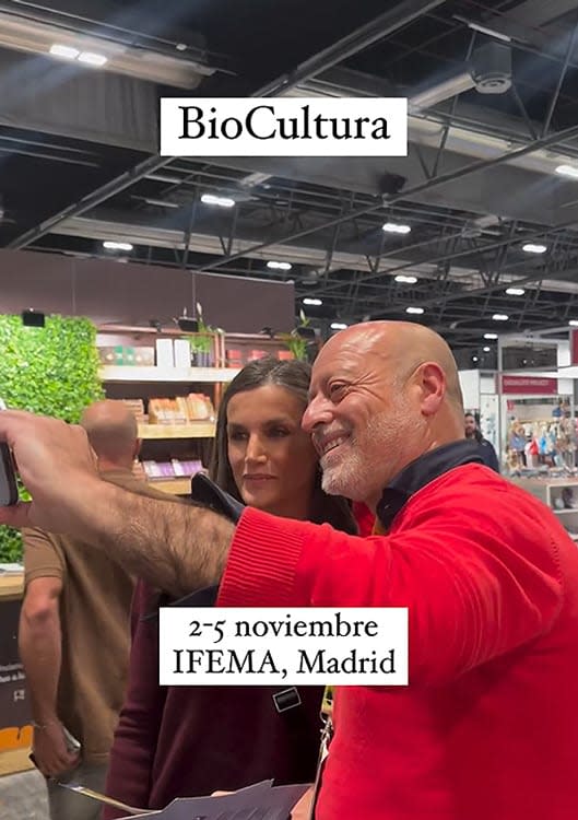 Doña Letizia se hace un selfie con un visitante a BioCultura 