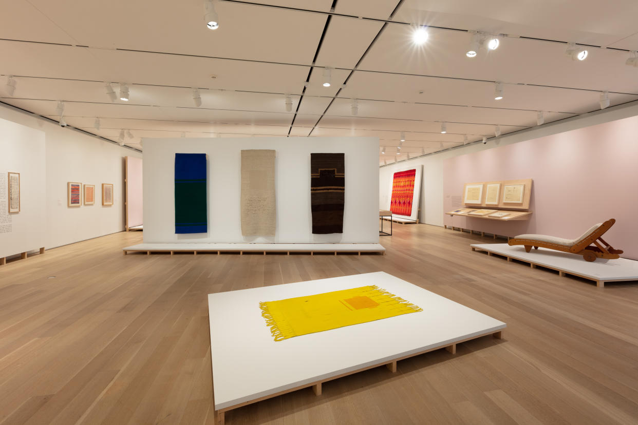 “In a Cloud, in a Wall, in a Chair: Six Modernists in Mexico at Midcentury” incluye textiles de Sheila Hicks hechos en México en los años sesenta, en el primer plano y el muro central, en el Instituto de Arte de Chicago. (Instituto de Arte de Chicago vía The New York Times)