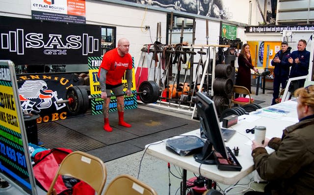 Glen Bailey Guinness World Record weight lift challenge