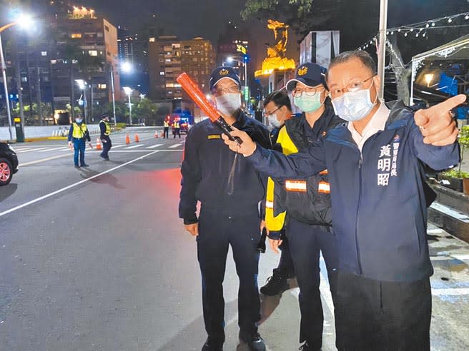 高市警察局長黃明昭在連續8天酒駕大執法首日，在酒駕男衝撞一家4口的事故現場，視察警方防制酒駕勤務，親自拿指揮棒向基層警員示範值勤要領。（石秀華攝）