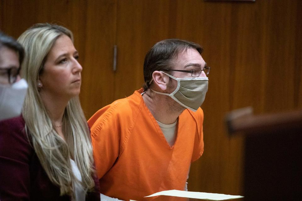 Jennifer Crumbley (L) and her husband James Crumbley (R) appear in 6th Circuit Court for their pretrial hearing with James Crumbley's defense attorney Mariell Lehman (C) on March 22, 2022 in Pontiac, Michigan.