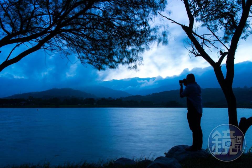 黎明前夕，大坡池泛出水藍色譜，淡遠悠長。