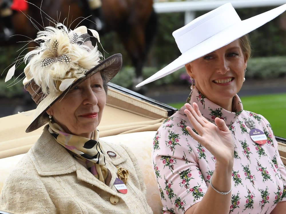 Prinzessin Anne und ihre Schwägerin Sophie verstehen sich gut und besuchten schon viele Veranstaltungen zusammen - wie hier das Pferderennen in Ascot. (Bild: imago images/PA Images)