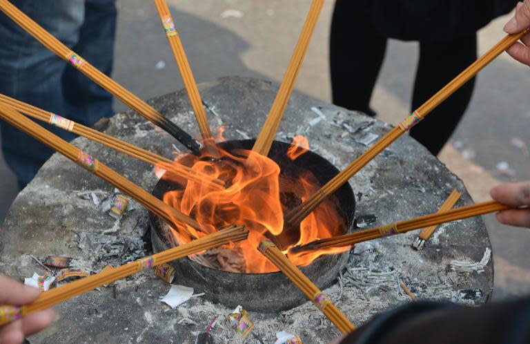 Chinese citizens people burn incence sticks at Jing An Temple to mark the start of the Year of the Horse in Shanghai, on January 31, 2014