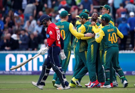Cricket - England vs South Africa - Second International T20 - Taunton, Britain - June 23, 2017 South Africa players celebrate their win as England's Liam Dawson looks on Action Images via Reuters/Andrew Couldridge