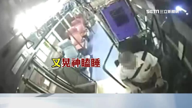 這名肇事駕駛2度打瞌睡，接著公車就失控撞上人行道。