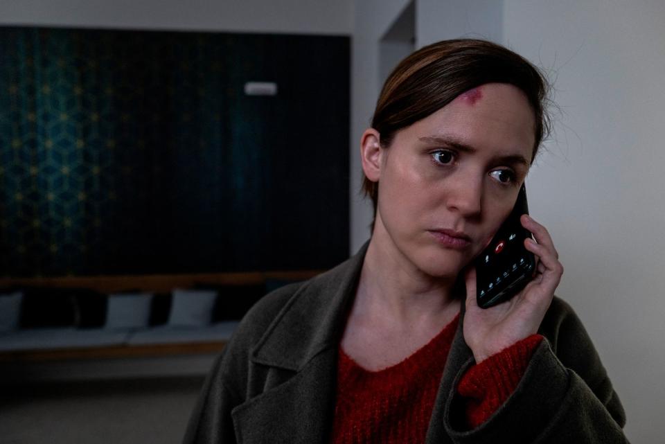 Im ZDF-Film "Unsichtbarer Angreifer" spielt Emily Cox die Psychotherapeutin Emma, deren Smart Home ein Eigenleben zu entwickeln scheint. (Bild: ZDF/Hardy Brackmann)