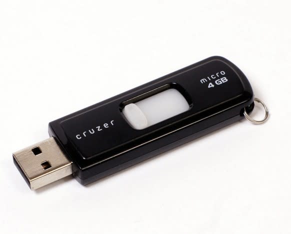 地上有USB隨身碟怎麼辦？17%的人這樣做
