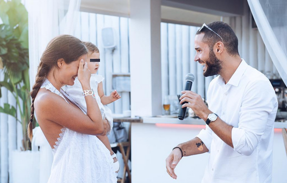 El momento de la sorpresa que Mario le da a la modelo (Instagram).