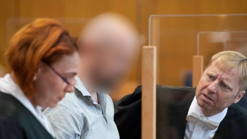 Markus H. (m.) im Gespräch mit seiner Verteidigerin Nicole Schneiders 8l.) und seinem Verteidiger Björn Clements.