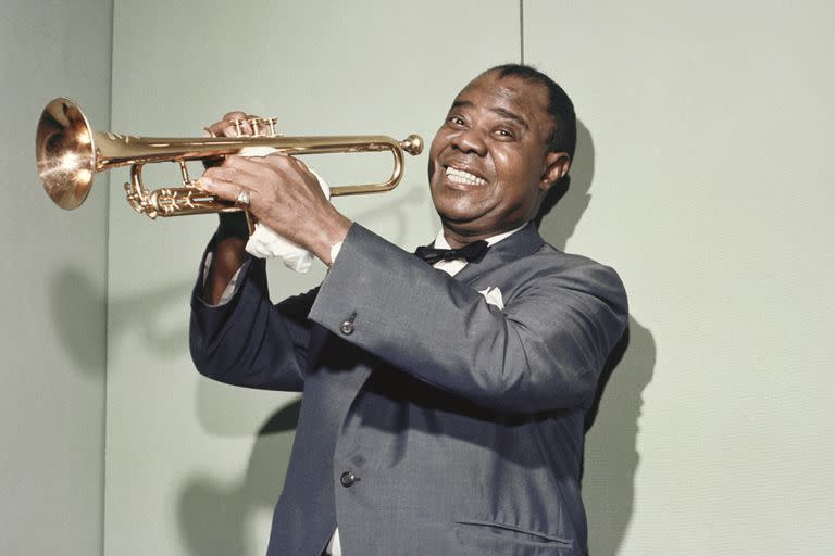 Louis Armstrong a comienzos de los 50: el gran entretenedor es objeto de análisis en el nuevo libro de Sergio Pujol