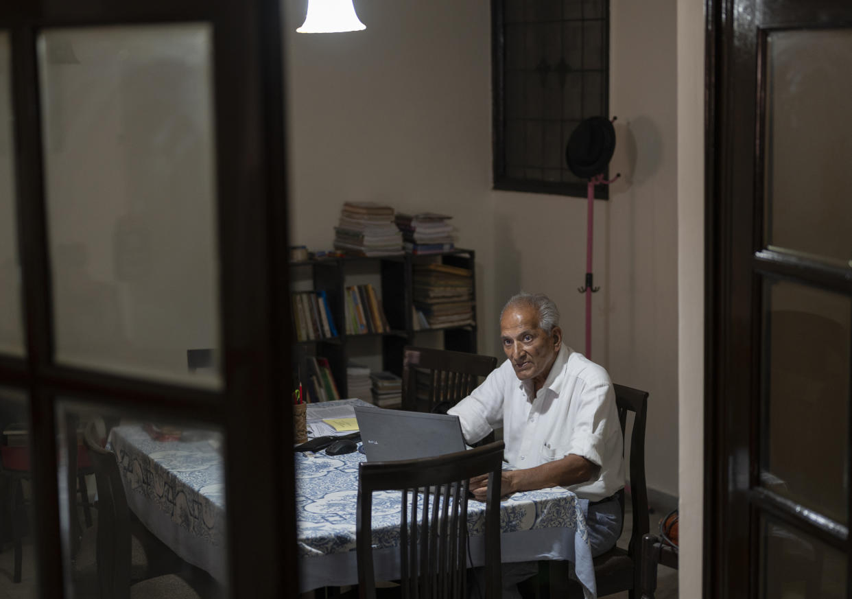 Roop Rekha Verma, activista por la paz de 80 años y exlíder universitaria, muestra una recopilación de los artículos y folletos que ha escrito a lo largo de los años, en Lucknow, India, el 8 de mayo de 2024. (Saumya Khandelwal/The New York Times)