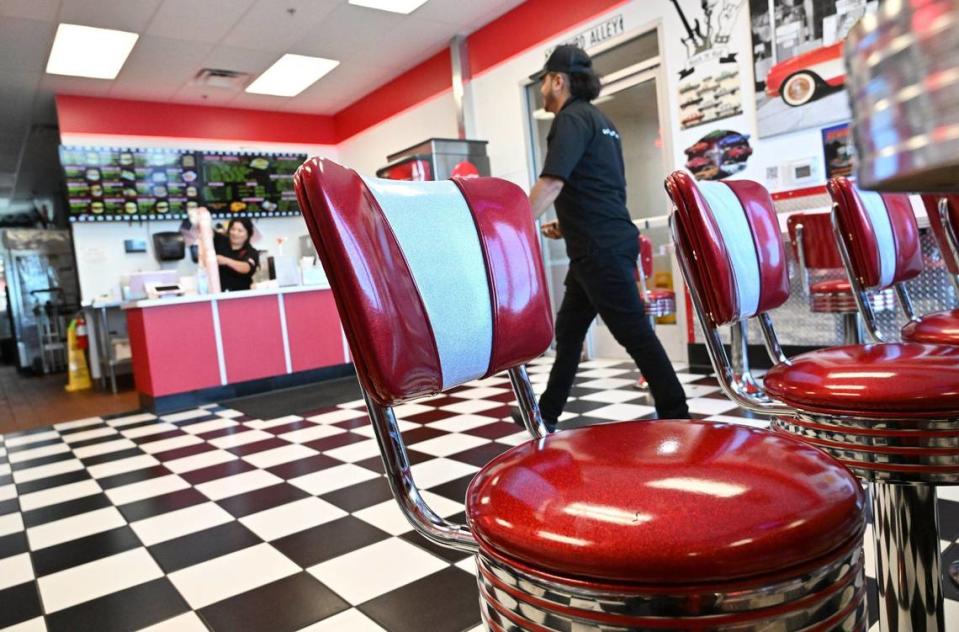 Zahi Saleh has opened the seventh Triangle Drive In Burgers location, this time adjacent to an ARCO AM/PM gas station at Brawley Avenue and Highway 180. The burger joint, which features a classic American retro diner with a rock ‘n’ roll themed interior, opened on April 20.