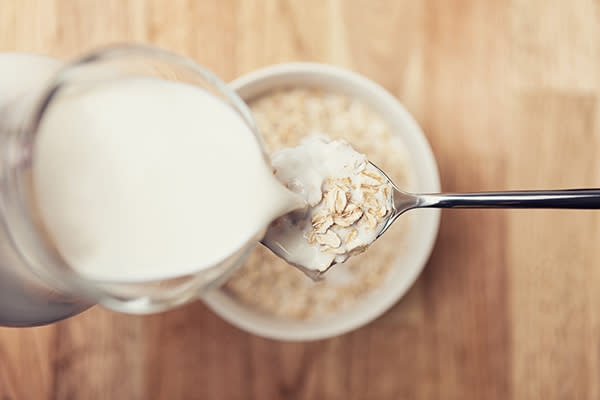 La leche de avena tendría muchos beneficios nutricionales si está enriquecida. Foto: Classen Rafael / EyeEm / Getty Images.