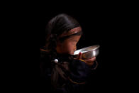 La leche de yegua fermentada (Airag) es la bebida nacional de Mongolia. El average de leche producido por una yegua es de dos litros cuando son ordeñadas seis veces al día, así que para hacer suficiente Airag para toda la familia y los visitantes es necesario tener al menos una docena de yeguas. Para obtener un Airag de alta calidad es necesario revolver la leche no menos de 1,000 veces cada día. Producido durante los meses de verano, en una bolsa de cuero hecha especialmente para ello, el Airag fresco tiene un sabor muy suave, pero si se mantiene el tiempo suficiente se vuelve amargo y ácido, que es como muchos mongoles lo prefieren. (Foto y texto por SAndrew NeweyConcurso Fotográfico de National Geographic) <br> <br> <a href="http://ngm.nationalgeographic.com/ngm/photo-contest/2012/entries/recent-entries/" rel="nofollow noopener" target="_blank" data-ylk="slk:Haz click aquí para ver más fotos enviadas al concurso de National Geographic;elm:context_link;itc:0;sec:content-canvas" class="link ">Haz click aquí para ver más fotos enviadas al concurso de National Geographic</a>