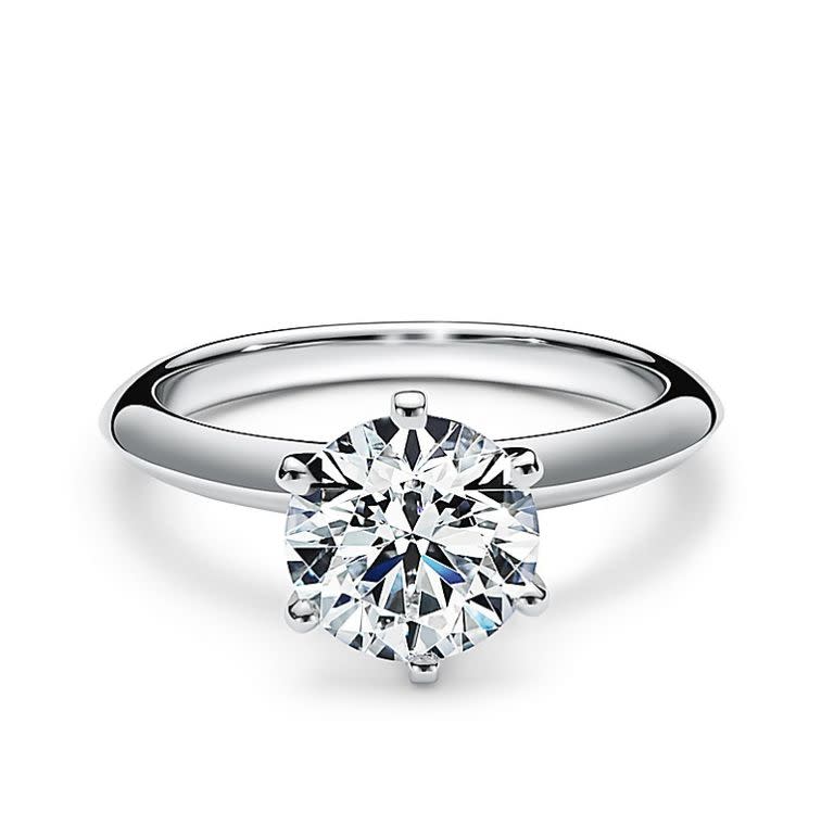 名人世紀婚戒盤點：林心如＆霍建華選擇Tiffany＆Co. 經典六爪鑽戒！圖片來源：Tiffany