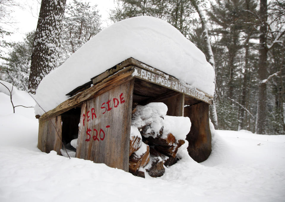 Esta fotografía muestra madera para chimeneas en una propiedad de Boxford, Massachusetts, el 3 de enero de 2014 donde una tormenta invernal dejó caer 58 centímetros (23 pulgadas) de nieve. (Foto AP/Elise Amendola)