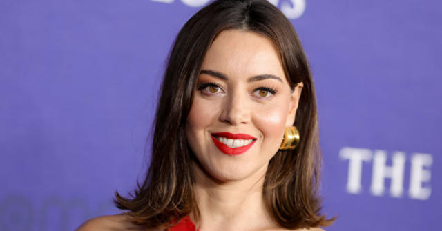 Aubrey Plaza's Critics Choice Updo Was Inspired By '90s Supermodels