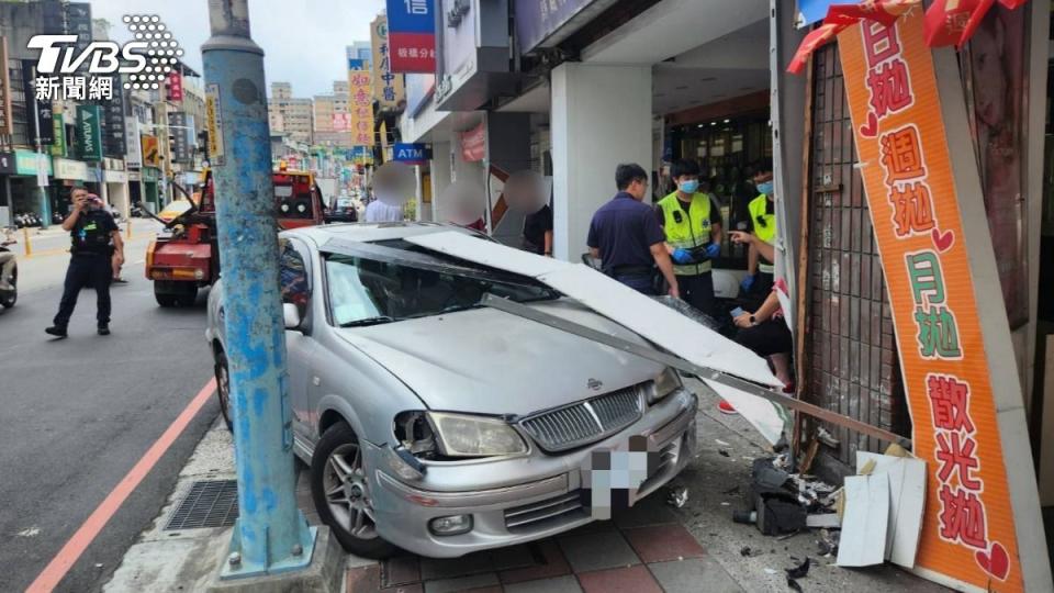 小轎車失控衝上人行道，差點撞進店面。（圖／TVBS）