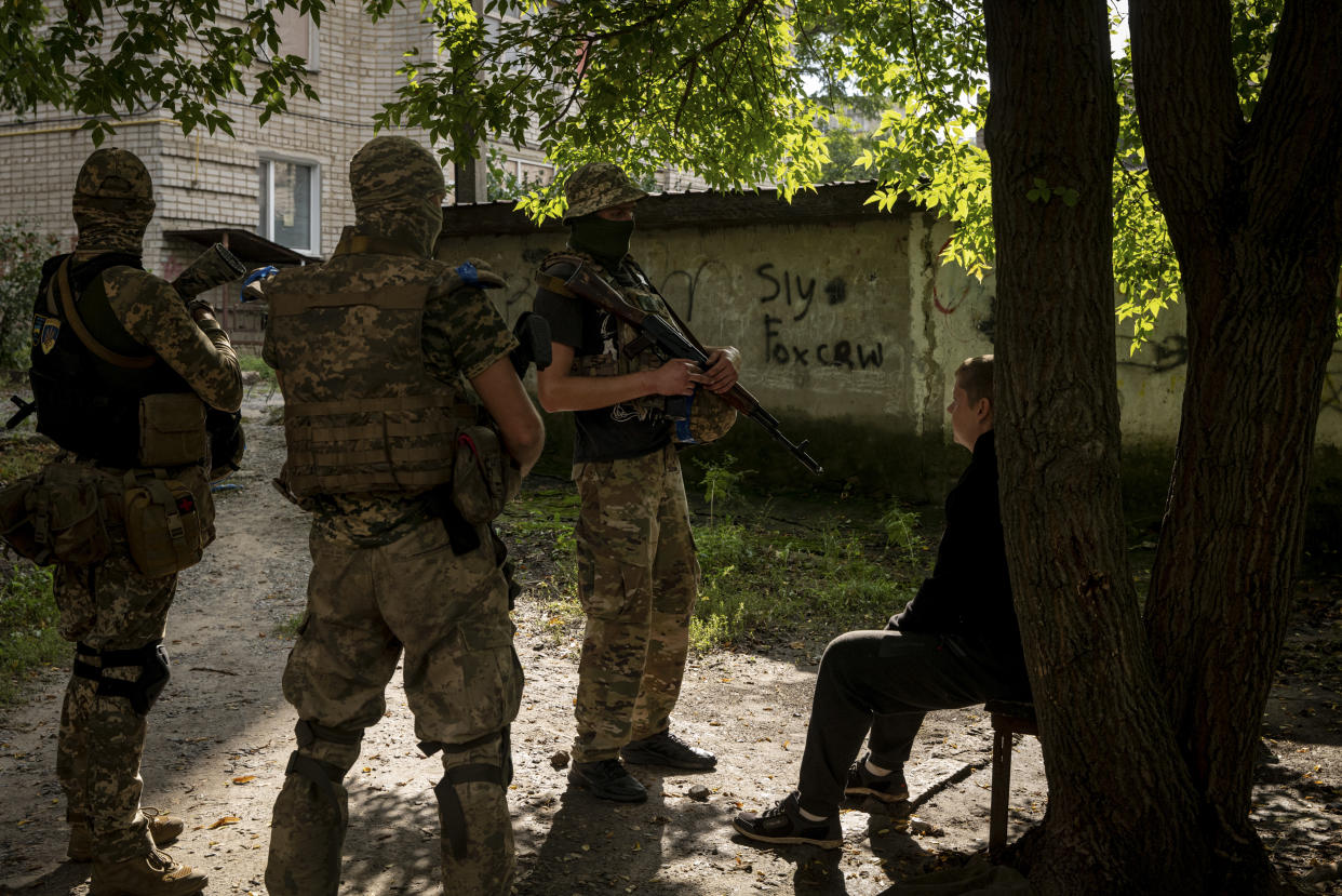 Iryna Overedna en su casa de Izium el sábado. "La maestra que hay en mí pensó: 'Los niños deberían estar en la escuela'", dijo. (Nicole Tung/The New York Times)
