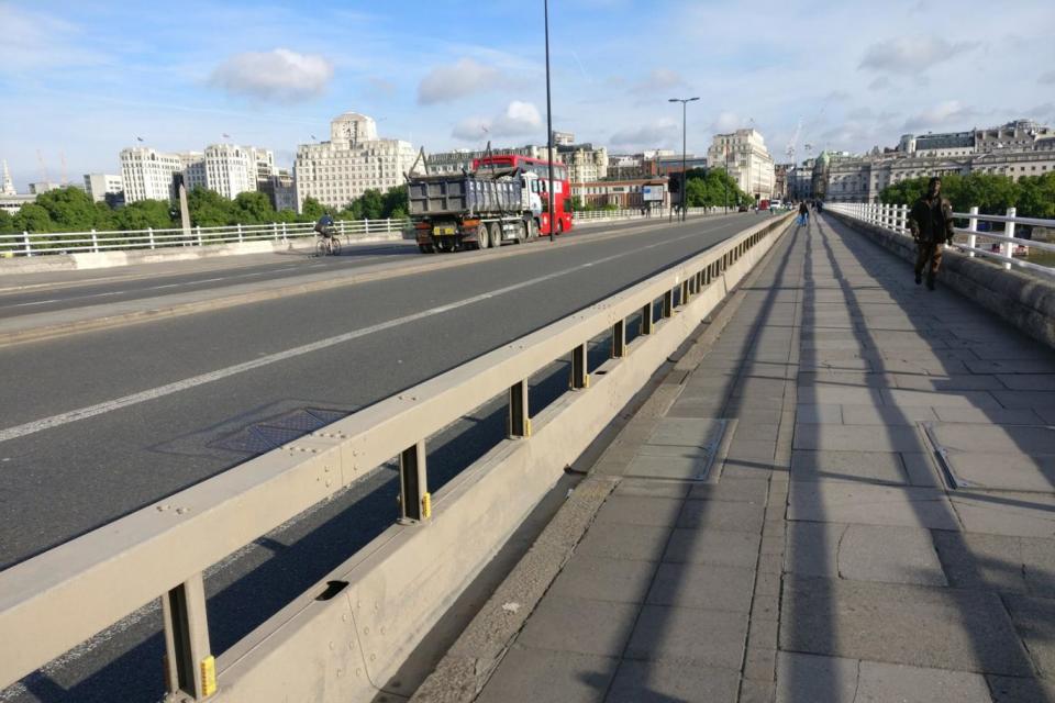 The blocky new barriers at Waterloo Bridge (@jmdiazangulo)