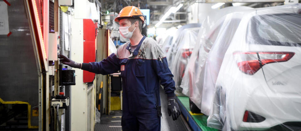 Environ 4 000 employés travaillant en trois-huit pour le constructeur automobile de Toyota à Onnaing, près de Valenciennes (Nord), vont se retrouver au chômage technique, au moins jusqu'au 28 décembre 2020.
