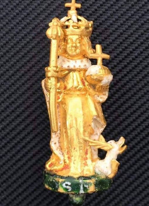  凱文在田野發現一座純金小雕像，竟是失蹤400年的文物。（圖／翻攝自Saltash Library Hub臉書）