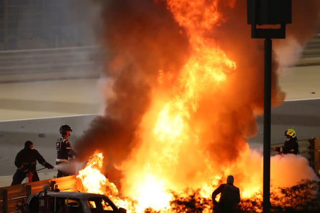 La voiture de Romain Grosjean en flammes après son grave accident lors du Grand prix de Formule 1 de Bahreïn, le 29 novembre 2020. (Photo: via Associated Press)