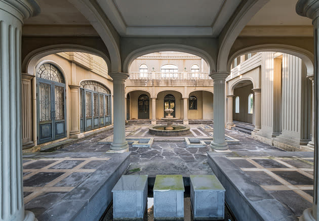 Selbst der Innenhof lädt zum Träumen ein. Gut vorstellbar, dass sich hier in einer Filmszene ein verliebtes Paar heimlich trifft. Das kommt nicht von ungefähr, denn der Balkon könnte aus Shakespeares "Romeo und Julia" stammen. Zu schade, dass in dieser Villa nicht alles echt ist und einige Säulen, Dekor etc. aus Pappmaschee bestehen. Sogar viele der Türen lassen sich nicht öffnen und sind nur Attrappen.