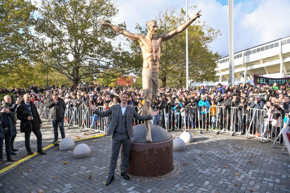 Ce mardi 8 octobre, Zlatan Ibrahimovic a participé à l'inauguration de la statue à son effigie à Malmö, sa ville natale en Suède. Très fier, l'ancien du PSG a déclaré : "<em>Grâce à cette statue, ce sera un symbole pour les personnes qui ne ressemblent pas aux autres. Si je peux le faire, tout le monde peut le faire. J’en suis la preuve vivante</em>". Cette statue en bronze mesure 2,7 mètres de haut, pèse 500 kg et a été fabriquée à l'initiative de la Fédération suédoise de football.