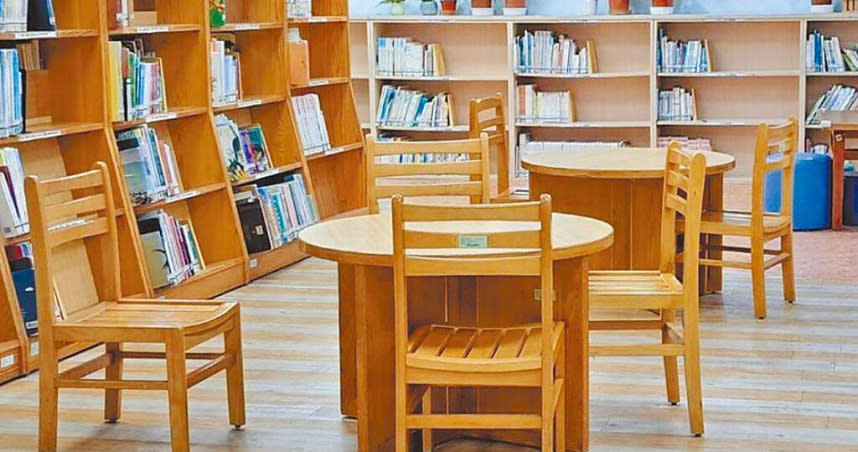 有家長帶小孩到北市圖書館部分分館內的兒童閱覽區，發現桌子太矮、椅子太高，小朋友閱讀時被迫彎腰駝背。（圖／台北市議員張文潔研究室提供／中國時報蔡宗穎台北傳真）